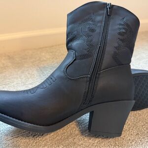 Bacia Black Heeled Cowboy Boots NIB